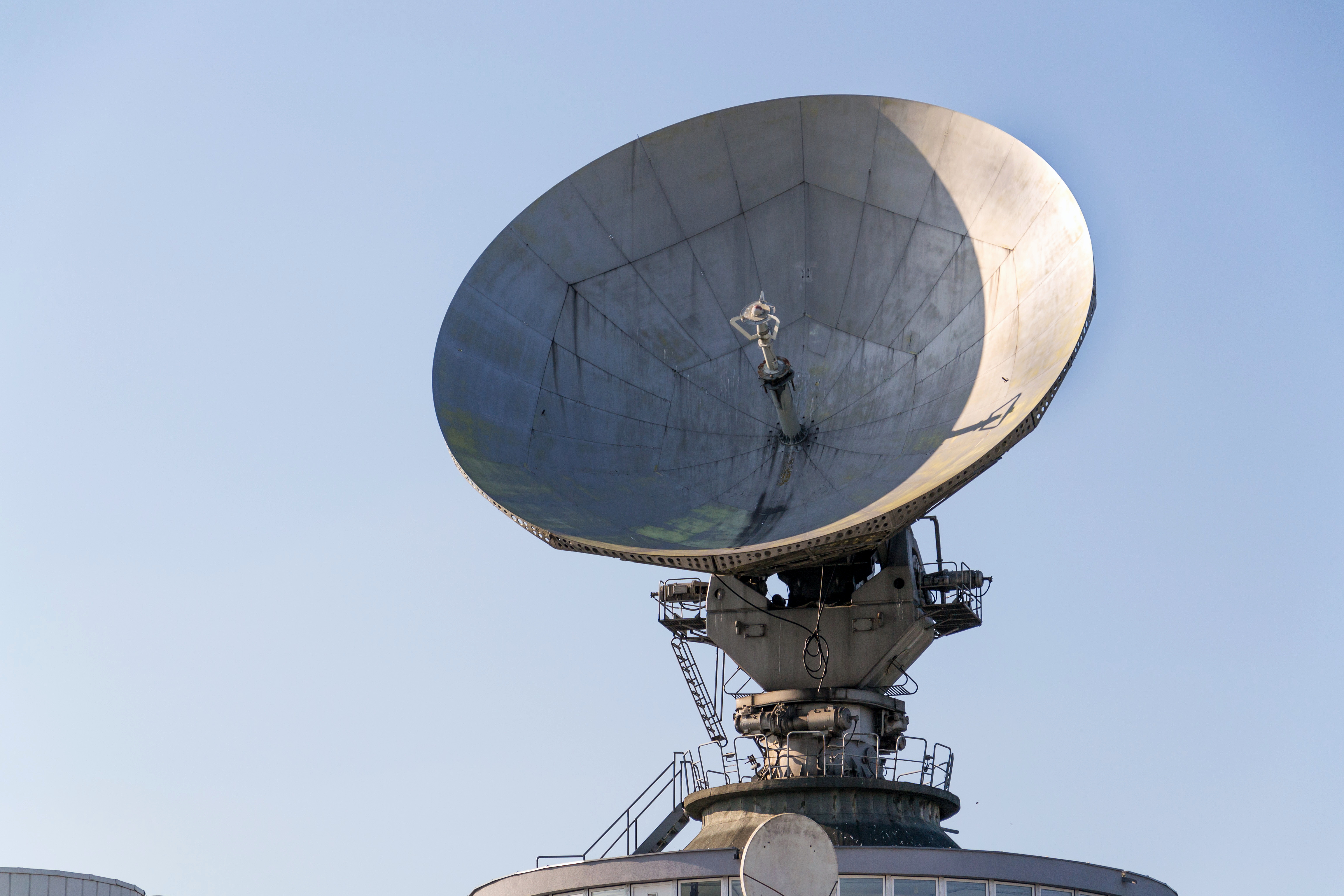 R&S®ADD075 1.3 GHz 至 8.2 GHz 的 UHF/SHF 被動式多單元測向(DF)天線。